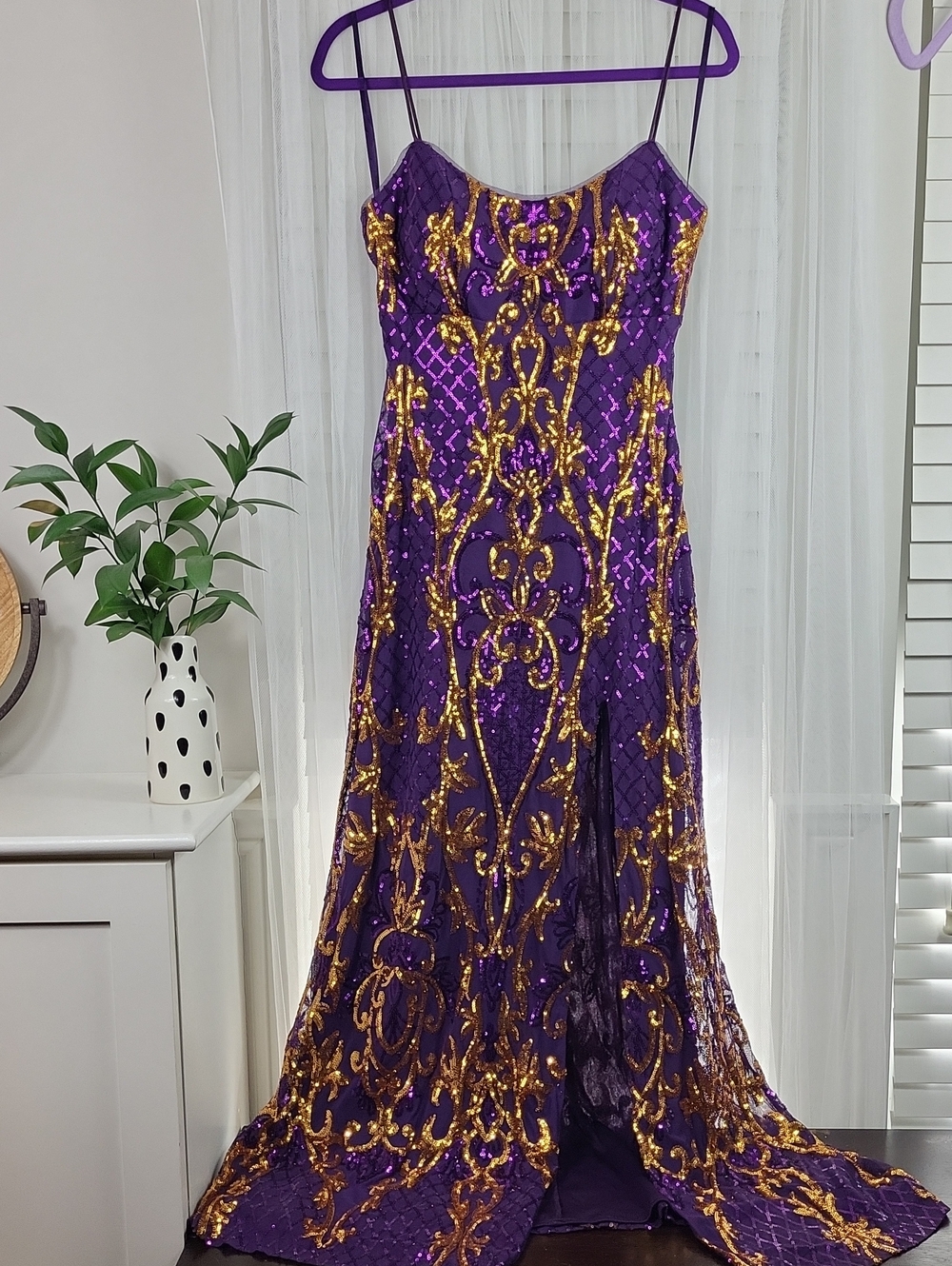 Stunning Betsy Adam Purple and Gold Sequin Evening Shiny Dress Gown. Size 8